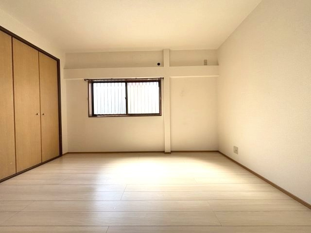 栄町ハイツの洋室
