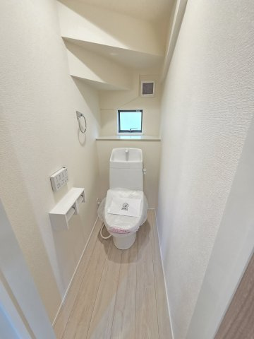 新築　桐生市相生町2丁目01期　3号棟　LIGNAGEのトイレ|現地写真　トイレは洗浄機能付きです！壁面収納も嬉しいですね♪