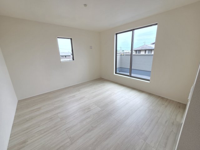 新築　桐生市相生町2丁目01期　3号棟　LIGNAGEの洋室|現地写真　2階の主寝室です。2面採光なので風通しがよく明るいお部屋です。