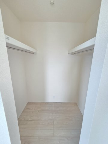 新築　桐生市相生町2丁目01期　3号棟　LIGNAGEの収納|現地写真　主寝室はウォークインクローゼットなのでたくさん収納出来ちゃいます！