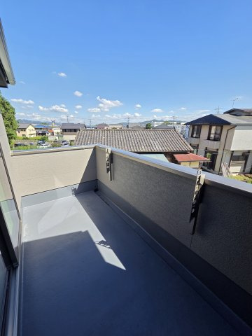 新築　桐生市相生町2丁目01期　3号棟　LIGNAGEのバルコニー|現地写真　南向きのバルコニーは日当たり良好！洗濯物がよく乾きそうです♪