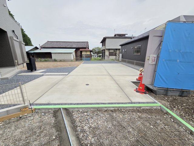 新築　桐生市相生町2丁目01期　3号棟　LIGNAGEの駐車場|現地写真　駐車は建物南側に並列2台+1台可能です！