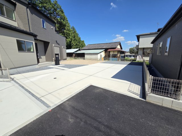 新築　桐生市相生町2丁目01期　3号棟　LIGNAGEの駐車場|現地写真　駐車は建物南側に並列2台+1台可能です！