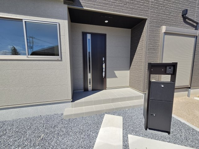 新築　桐生市相生町2丁目01期　3号棟　LIGNAGEの玄関|現地写真　TVモニター付きドアホンはポストと一体型！宅配ボックスまで付いていて便利です♪