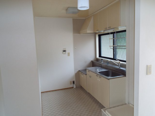 大賀茂サンライズ壱番館のキッチン|キッチン横に洗濯機置き場あり