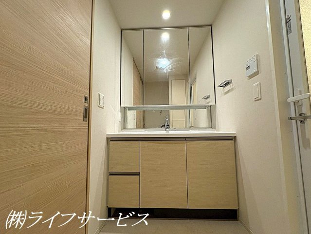 【独立洗面台】 | ブランズタワー・ウェリス心斎橋SOUTH | 洗面化粧台／三面鏡タイプでシャワー付の洗面化粧台です♪
