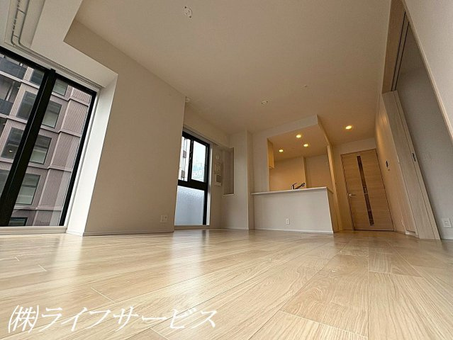 【居間・リビング】 | ブランズタワー・ウェリス心斎橋SOUTH | ＬＤＫ１５．２帖／物入有／２面採光のリビングルーム！広々としており解放感ある室内です♪