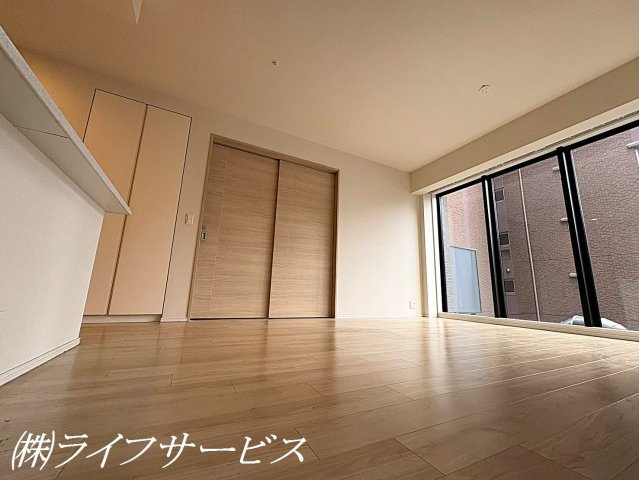 【居間・リビング】 | ブランズタワー・ウェリス心斎橋SOUTH | ＬＤＫ１５．２帖／物入有／２面採光のリビングルーム！広々としており解放感ある室内です♪