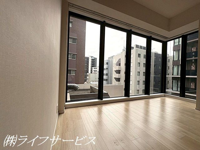 【居間・リビング】 | ブランズタワー・ウェリス心斎橋SOUTH | ＬＤＫ１５．２帖／物入有／２面採光のリビングルーム！広々としており解放感ある室内です♪