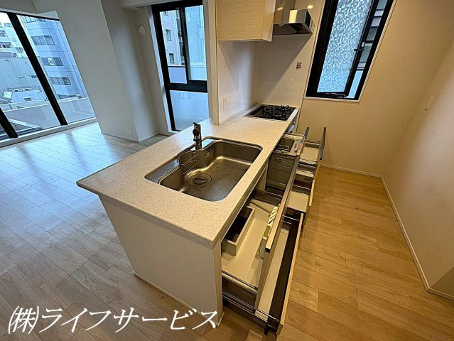 【キッチン】 | ブランズタワー・ウェリス心斎橋SOUTH | システムキッチン／食器洗浄乾燥機付、３口ガスコンロでお料理楽々♪リビングを見渡せるカウンターキッチンです！
