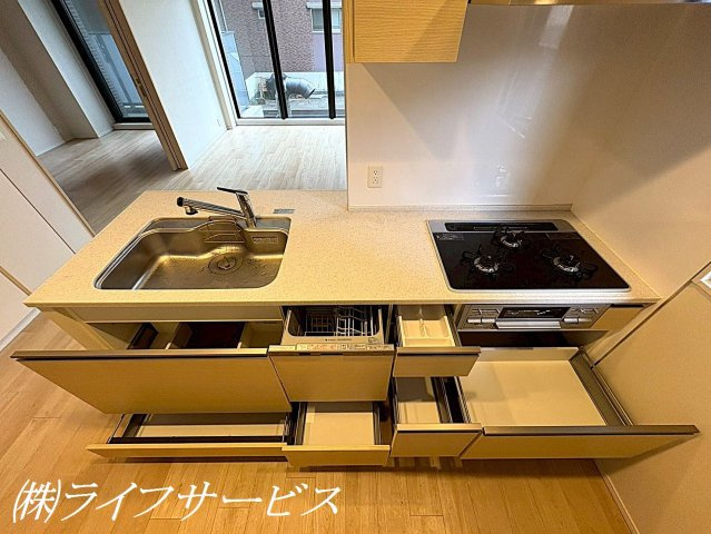 【キッチン】 | ブランズタワー・ウェリス心斎橋SOUTH | システムキッチン／食器洗浄乾燥機付、３口ガスコンロでお料理楽々♪リビングを見渡せるカウンターキッチンです！