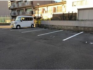 フローラ98の駐車場