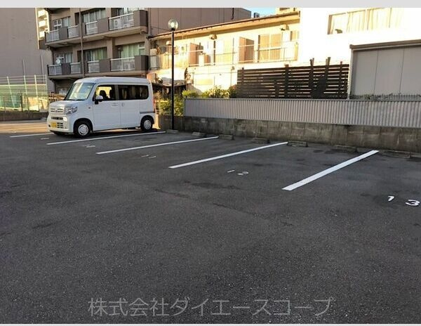 フローラ98の駐車場