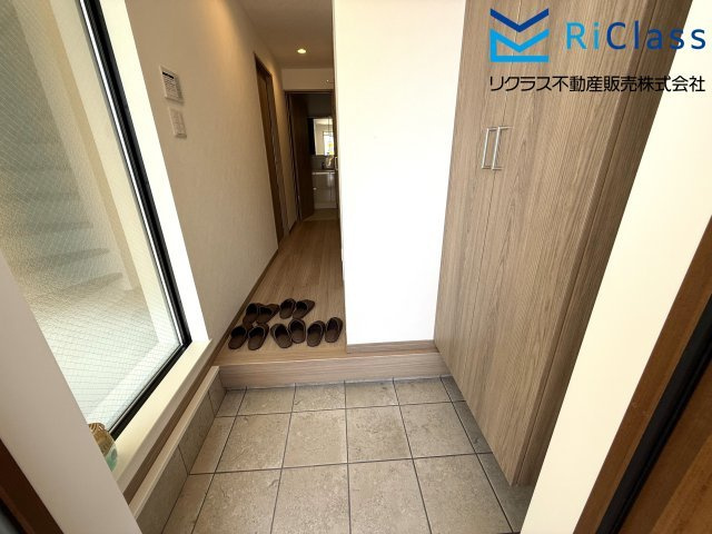 新築戸建　神戸市長田区上池田１丁目10の玄関|明るい玄関です
