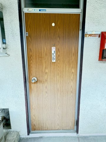 椿ハイツの玄関