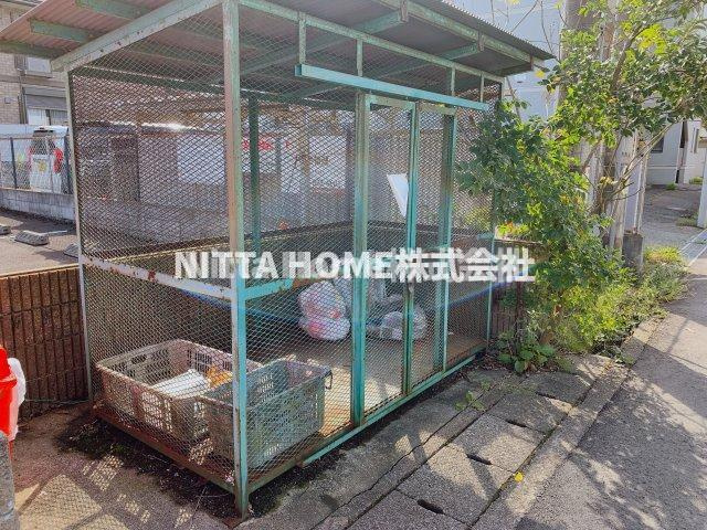 ラ・ピュールメゾン　Ｃ棟のエントランス|敷地内ごみ捨て場も完備！