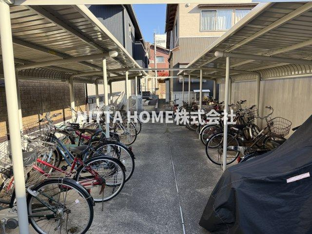 ラ・ピュールメゾン　Ｃ棟のその他共用部分|屋根付きの駐輪場は無料です●い
