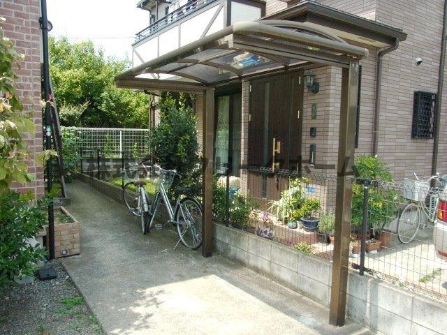 三鷹市井口４丁目のアパートのエントランス