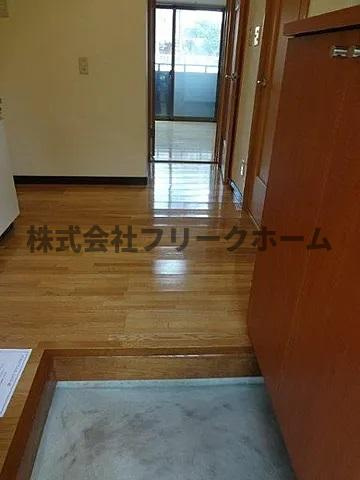 三鷹市井口４丁目のアパートの玄関