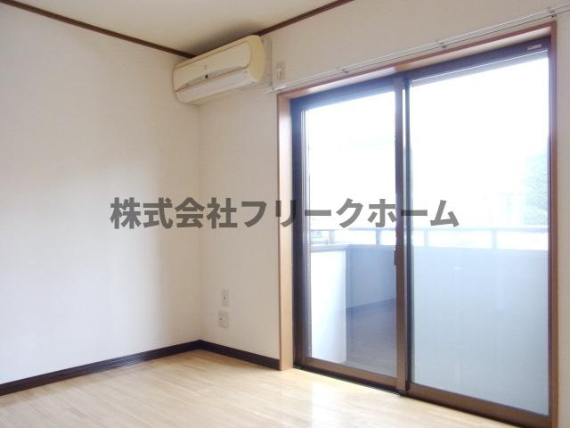 三鷹市井口４丁目のアパートの居間・リビング