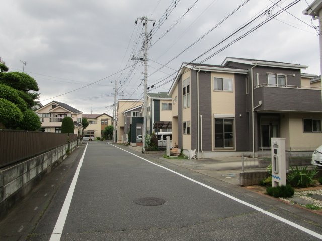 桶川市上日出谷南　中古戸建の前面道路含む現地写真