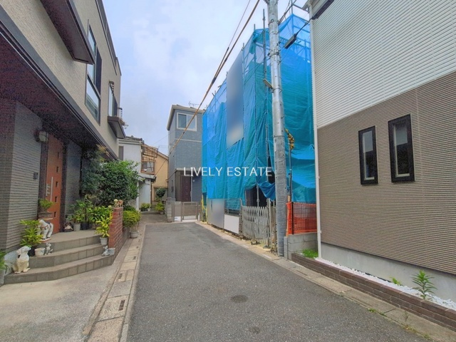 越谷市登戸町 新築分譲住宅の前面道路含む現地写真