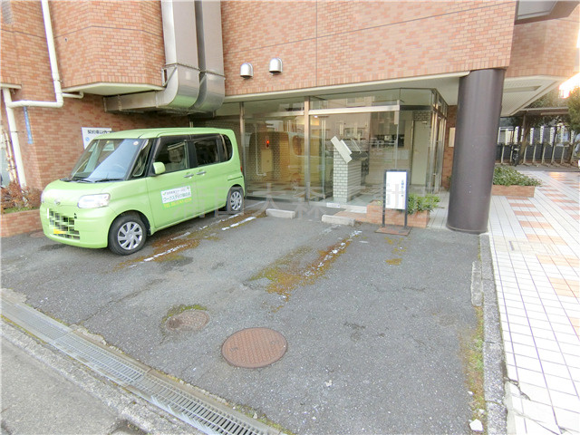 ライオンズマンション鵜の木駅前の駐車場