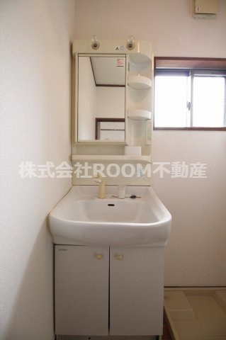 サンライフ上米の独立洗面台|独立洗面台、小物を置くことができて便利です