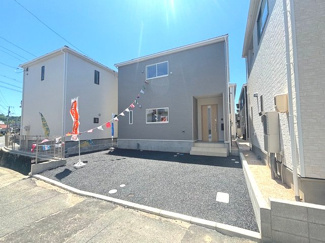 【外観】 | 佐伯区八幡1丁目（全6棟）No3 | モダンなグレーの外壁が目を引く外観。建物前面には広々としたスペースを確保しており、複数台の駐車にも対応可能です。日当たりを考慮した配置で、明るい居住環境が期待できる一戸建てです。