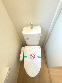 【トイレ】 | 佐伯区八幡1丁目（全6棟）No3 | 2階にも温水洗浄便座付きのトイレを完備。朝の混雑時や就寝時も、階下に移動することなく快適に使用できます。白を基調とした明るい内装に、換気に配慮した小窓を設けた衛生的な設計です。