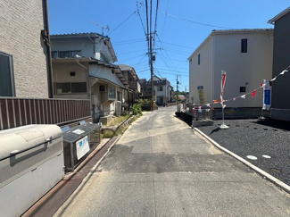 【前面道路含む現地写真】 | 佐伯区八幡1丁目（全6棟）No3 | 物件前面は、落ち着いた住宅街を通る道路に面しています。視界を遮る高い建物が周辺に少なく、空を広く感じられる開放的な立地です。お車の出し入れや、ご家族の通行もスムーズに行える環境です。