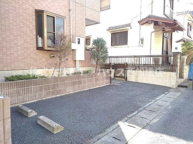 パティオ　フレッサの駐車場