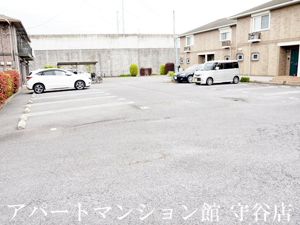 リビングタウンみどりのの駐車場