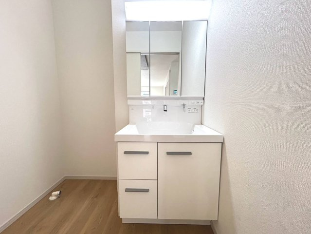 【商談中】新築戸建　一宮市別明町１期　全３区画分譲の独立洗面台|床材に受ける様々な傷や、温度・湿度変化によるクラックの発生を大幅に抑える特殊加工を施工済み。