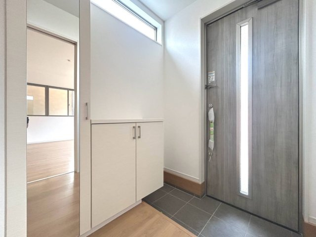 【商談中】新築戸建　一宮市別明町１期　全３区画分譲の玄関|大容量のシューズ収納付きで玄関周りもすっきり！玄関ドアからの光が玄関ホールを明るくしてくれます。