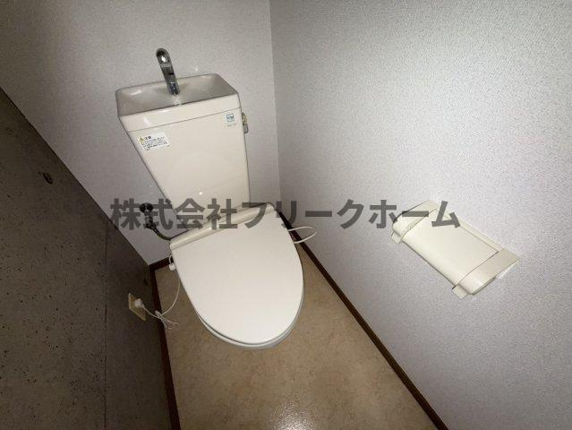 武蔵野市西久保１丁目の賃貸マンションのトイレ