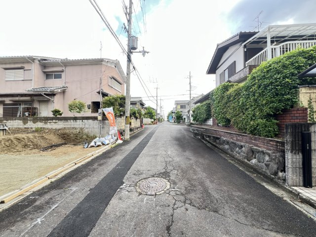橿原市菖蒲町４丁目の前面道路含む現地写真