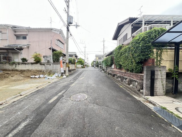 橿原市菖蒲町４丁目の前面道路含む現地写真