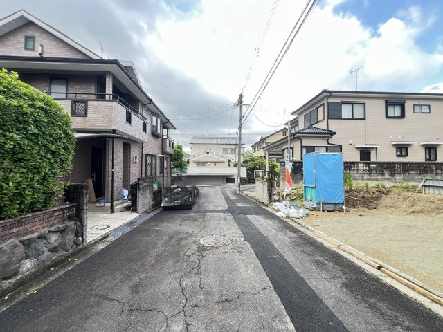 橿原市菖蒲町４丁目の前面道路含む現地写真