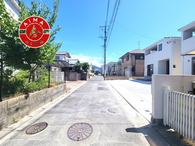 福岡市早良区干隈4丁目第15-2棟（1号棟）の前面道路含む現地写真|前面道路は閑静な住宅地をはしる車通りの少ない道路。お車の出し入れが苦手なママや小さなお子様にも安心ですね。しっかり舗装もされているので、ベビーカーや自転車で通っても快適に通行できます。
