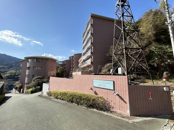 フォーシーズンズフォレスト湯河原の外観|前面道路含む現地写真