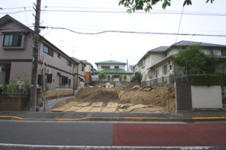 【前面道路含む現地写真】 | 【仲介手数料無料！！】稲城市平尾1丁目　新築戸建て（全2棟）No2　5480万円