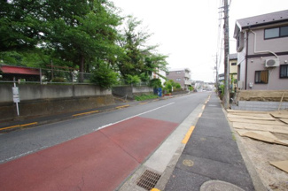 【前面道路含む現地写真】 | 【仲介手数料無料！！】稲城市平尾1丁目　新築戸建て（全2棟）No2　5480万円