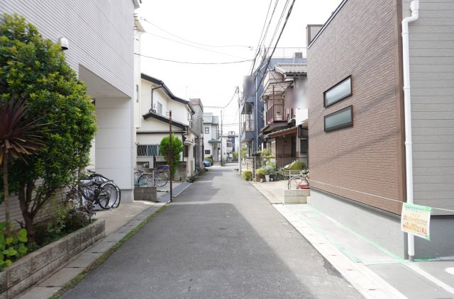 越谷市蒲生東町 新築分譲住宅の前面道路含む現地写真