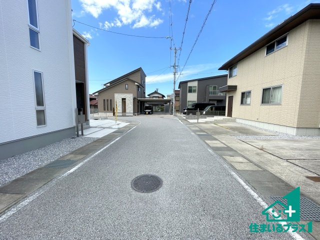 ★26(土)27(日)現地見学可能！★彦根市鳥居本町　限定1邸の前面道路含む現地写真|周辺は閑静な住宅街！前面道路広々で車の出し入れも便利です。駐車が苦手な方でも安心して車庫入れできます！