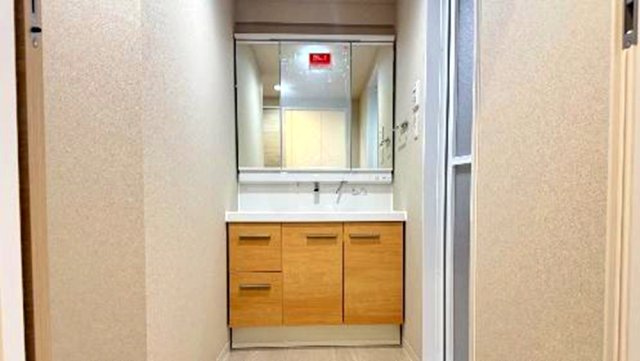 シャルム甲陽園の独立洗面台|ゆとりの洗面スペースで朝の身支度も快適スムーズに。３面鏡で髪のセットやお化粧もストレスなくこなせ、朝から気分良く通勤通学に向かえそうですね！鏡の裏にはたっぷりと収納スペースを標準装備！
