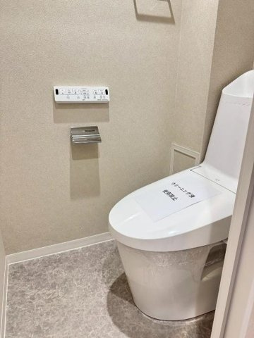 シャルム甲陽園のトイレ|節水型でエコなトイレには、今では当たり前のウォシュレット付き。
