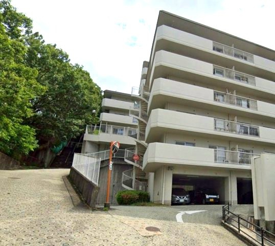 シャルム甲陽園の駐車場