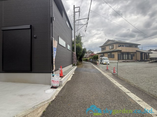 平塚市東真土3丁目　新築戸建　全1棟1号棟の前面道路含む現地写真