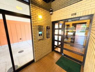【エントランス】 | ◆オートロック付きで防犯面にも配慮されたマンション。エントランス前には管理人室があり、人の目が届きやすく、お子様やご家族にも安心感のある住環境です。